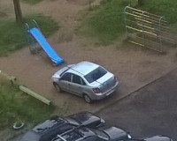Смолянин припарковал свой автомобиль на детской площадке
