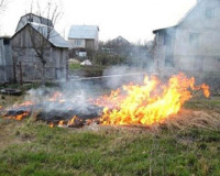 В Смоленской области из-за пала травы сгорел дом