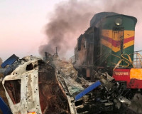 Фото: Большегруз столкнулся с локомотивом на железнодорожном переезде