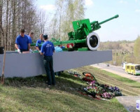 Сотрудники смоленского управления МЧС привели памятник в порядок