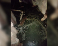 Подвалы дома смолян затопило фекалиями