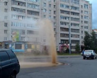 Столп кипятка вырвался из-под асфальта посреди проезжей части на Киселевке