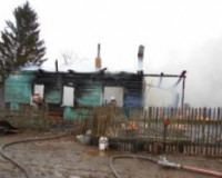 Смоленские пожарные тушат горящее здание в Гедеоновке