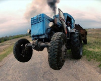 В Смоленской области ночью  трактор опрокинулся в кювет