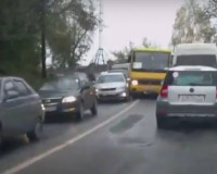 Видео: В Смоленске автобус с пассажирами протаранил три авто