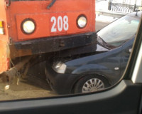 Иномарка капотом «зарылась» под трамвай (фото)