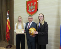 Градоначальник встретился с победительницами баскетбольного турнира