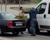 Смолян позабавила потасовка водителя "Приоры" и маршрутчика (видео)