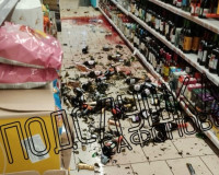 В Сафонове покупатель разгромил стеллаж с алкоголем в супермаркете