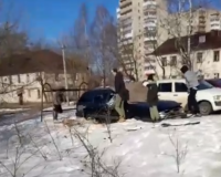 Видео: В Заднепровье подростки раскурочили старенькую машину