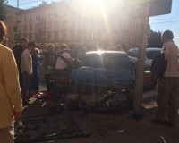 Смоленске такси врезалось в депутатский джип (видео)