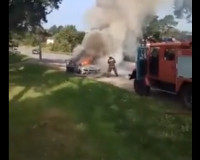 На Витебском шоссе загорелась иномарка (видео)
