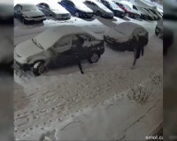 В Смоленске двое вандалов испортили припаркованные машины