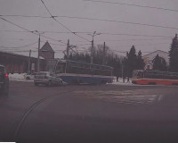 В центре Смоленска столкнулись трамвай и легковушка (видео)