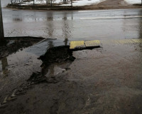 На улице Попова многодневное озеро размывает дорогу