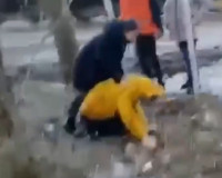 Видео: Под Смоленском подростки избили свою сверстницу