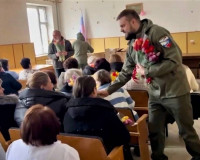 Сергей Неверов и Артём Туров поздравили работниц военного госпиталя в ЛНР