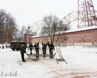 Новогодний арт-объект установили рабочие в центре Смоленска