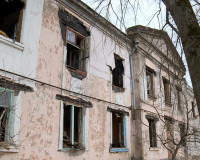 Видео: Заброшенный дом в центре Смоленска оккупировали маргиналы