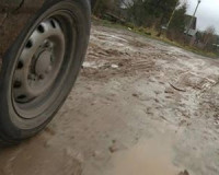 Жители деревни в Смоленском районе не могут выбить средства на асфальтирование дороги