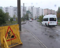 В Смоленске троллейбусные столбы установили прямо на узком тротуаре