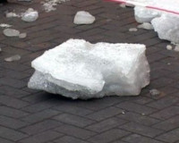 В Смоленске на голову мужчине упала глыба снега