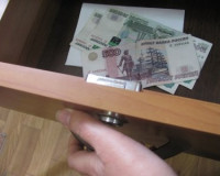 Прикарманенные 500 рублей обернулись для пристава увольнением и уголовным делом