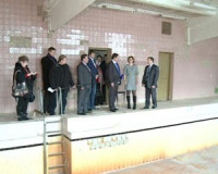 Глава региона поможет реконструировать бассейн в Монастырщинской школе