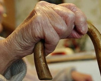 После пыток и избиения грабитель отобрал у престарелой женщины 24 тысячи рублей