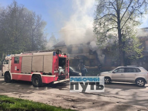 Видео: В Смоленске воспламенился расселенный барак