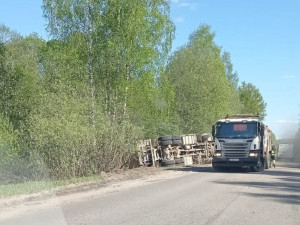В Смоленской области грузовик упал в кювет