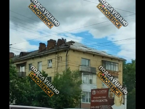 В Ленинском районе сильный ветер сорвал часть крыши
