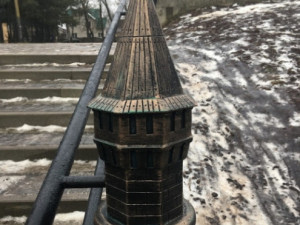 В Смоленске на лестнице установили поручни в виде башен