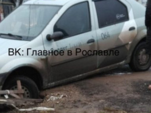 В Смоленской области машина такси провалилась в яму