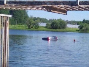 Под Смоленском водитель искупался в озере вместе с автомобилем