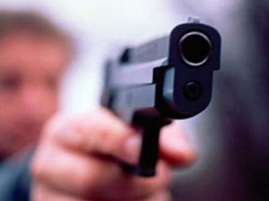 Вооруженный пистолетом мужчина устроил дебош в смоленском кафе