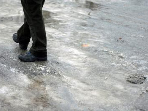 Власти Смоленска недовольны уборкой тротуаров