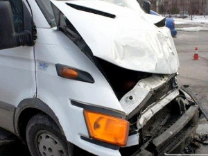 Маршрутка № 35 столкнулась с иномаркой Opel в Смоленске, есть пострадавшие