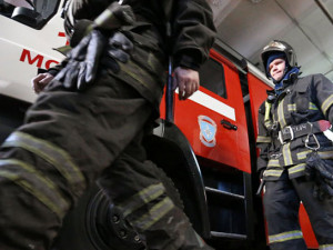 Пожарные эвакуировали 27 человек из горящего дома