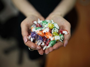 Дорожка из украденных конфет помогла поймать воришек