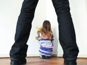 Четыре года маленькая девочка страдала от сексуальных домогательств родного отца