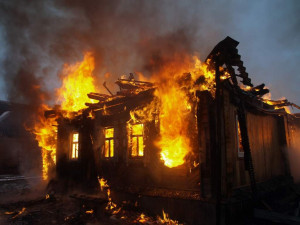 Огнеборцы тушили бревенчатый дом под Смоленском