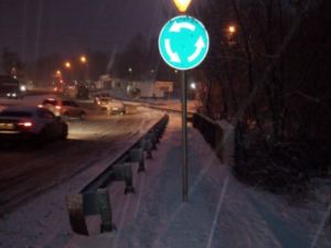 В Смоленске поставили дорожный знак посреди тротуара