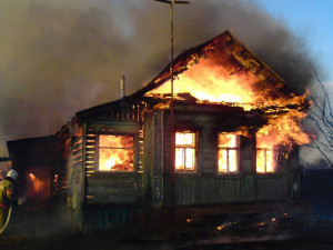 Два человека сгорели заживо при пожаре в доме