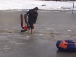 Видео: Смолянин спасает детский снегокат