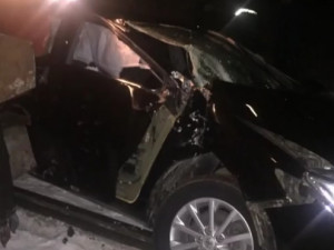 Момент столкновения «Toyota Camry» и тепловоза зафиксировал видеорегистратор