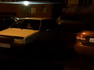 Смоляне не могли выехать из двора из-за двух автомобилистов (видео)