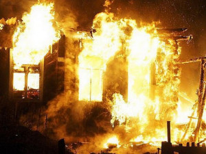 Под Смоленском огонь уничтожил жилой дом