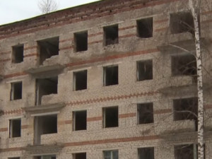 Видео: Следственный комитет начал проверку по факту проживания семьи в заброшенной пятиэтажке