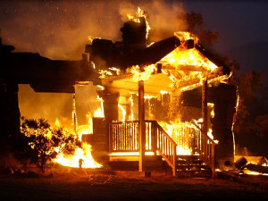 В Шумячском районе ночью загорелся дом